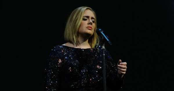 adele_adele_live_2016_-_nashville_dsc04885_29781175243-fotor-20231124144927.png