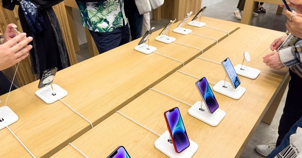 apple_store-_cropped.jpg