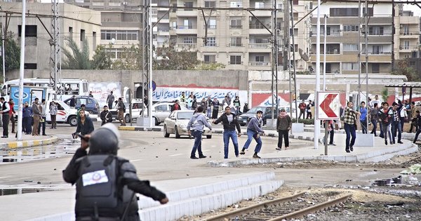 men_throwing_rocks_at_police_-_protest_al-azhar_university_cairo_20-dec-2013_1.jpg