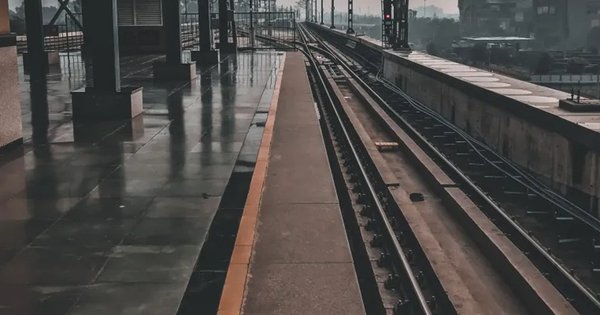 train_tracks_resized_image.jpg